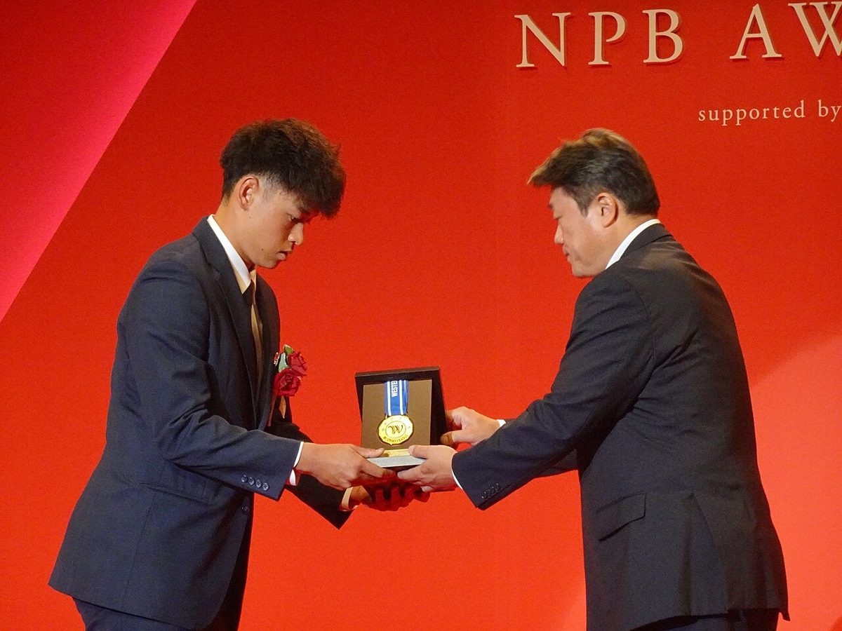 player receiving an award on stage at NPB AWARDS 2025 (farm awards ceremony)
